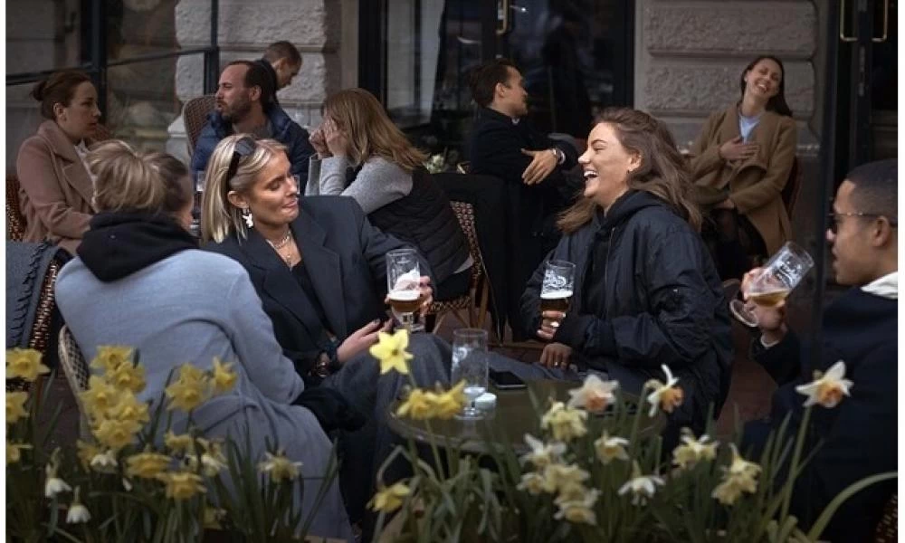 Σουηδία: Τι δείχνουν τα στοιχεία για το μοντέλο της "ανοσίας της αγέλης"